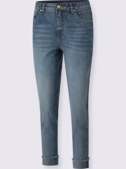 Jean denim doux avec bijoux fantaisie et revers.