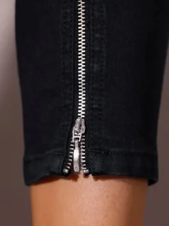 Jean 5 poches avec broderie et strass brillants