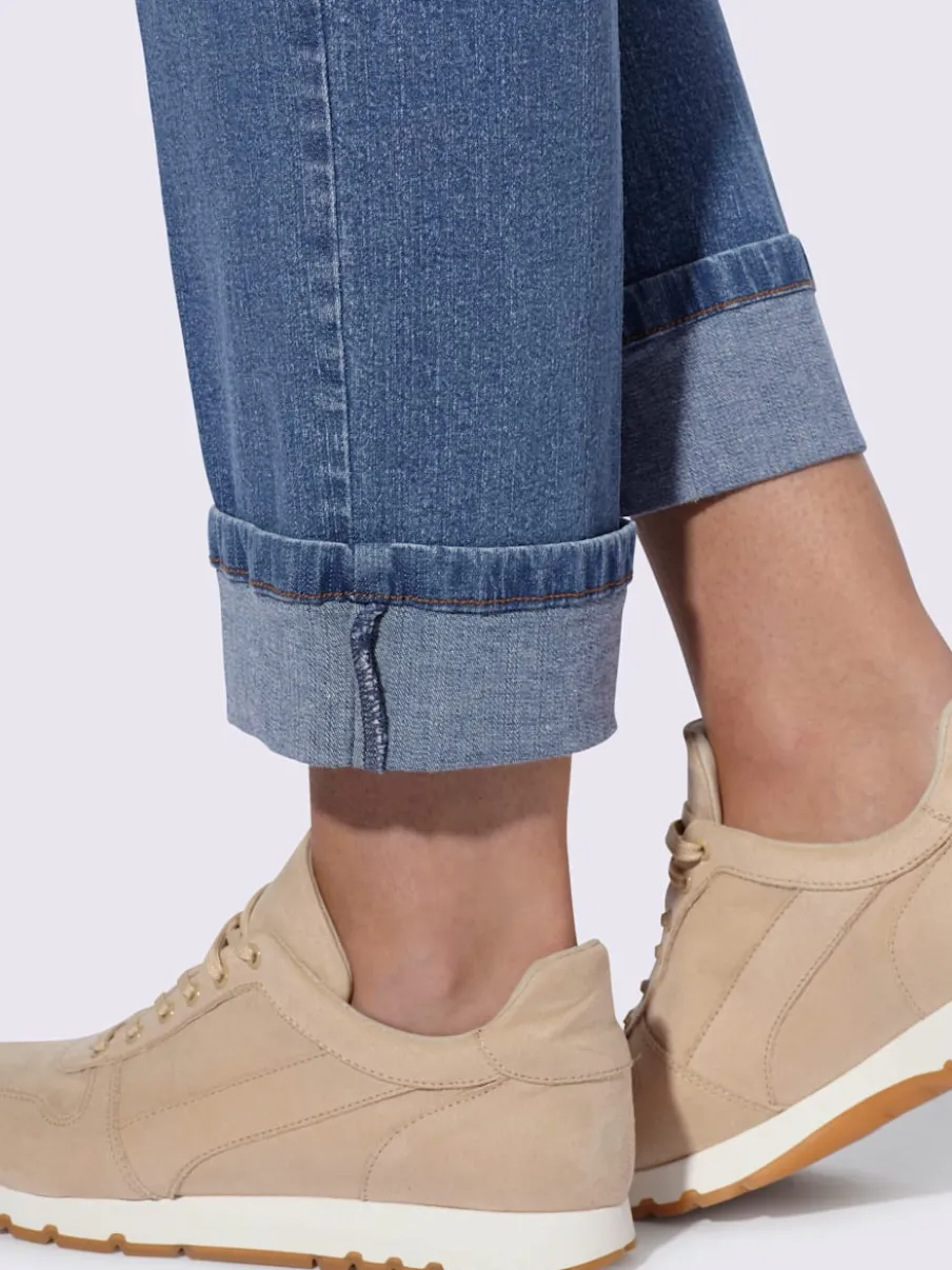 Jean 5 poches avec plis repassés et revers fixe