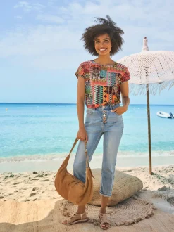 Jean 5 poches slim fit avec boutons décoratifs en effet usé