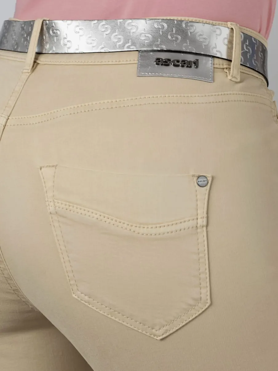 Jean 5 poches très extensibles à empiècement au dos