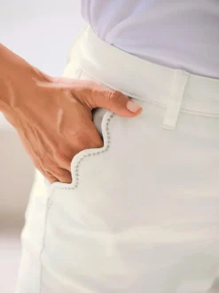 Jean push-up légèrement évasé avec ceinture gainante et poches