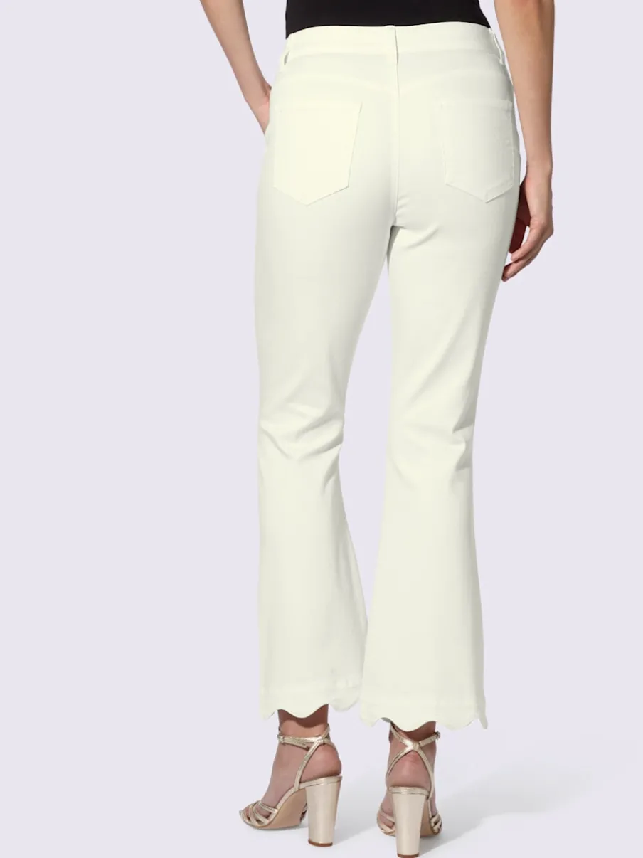 Jean push-up légèrement évasé avec ceinture gainante et poches