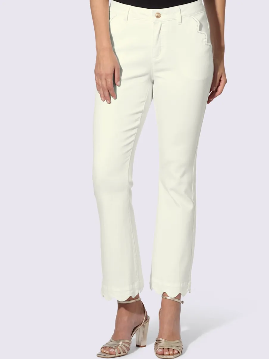 Jean push-up légèrement évasé avec ceinture gainante et poches