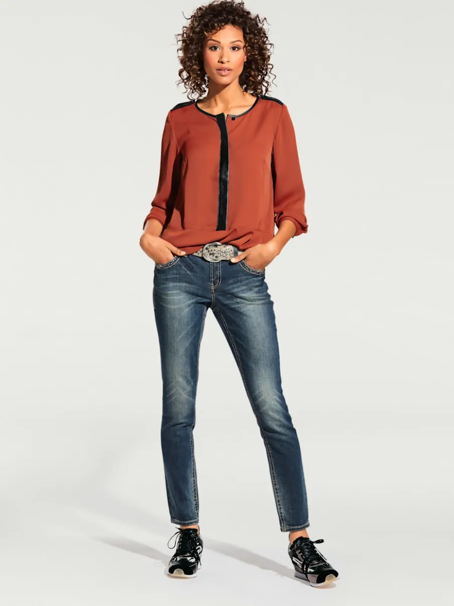 Jean skinny avec broderie et effet ventre plat