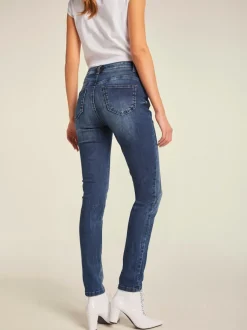 Jean skinny effet usé intégrant Power Mesh élasthanne.