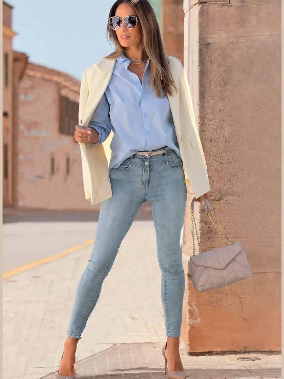 Jean skinny fit avec patte de boutonnage visible et coupe 5 poches