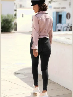 Jean taille haute cinq poches avec ceinture à boutons