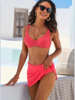 Jupe de plage avec bas de maillot intégré et look féminin