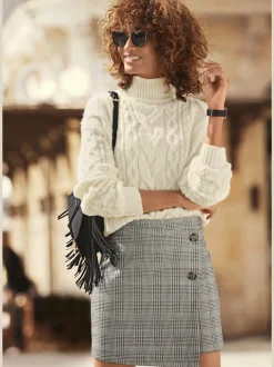 Jupe skort à carreaux avec boutons décoratifs sur le devant
