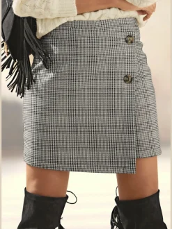Jupe skort à carreaux avec boutons décoratifs sur le devant