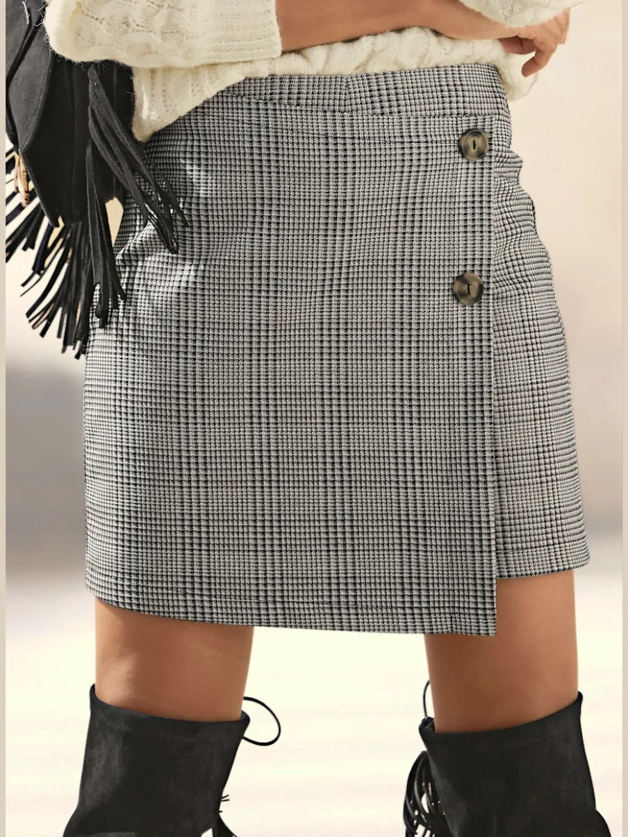 Jupe skort à carreaux avec boutons décoratifs sur le devant
