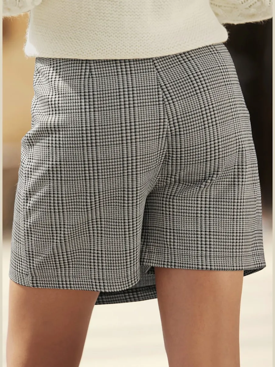 Jupe skort à carreaux avec boutons décoratifs sur le devant