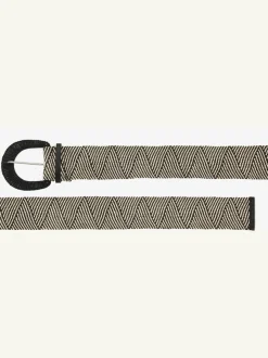 Large ceinture avec boucle décorative et détails argentés