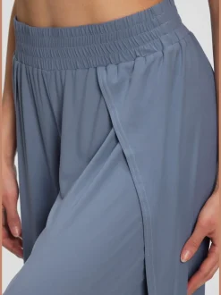 Large sarouel doux avec ceinture élastique fluide et chevauchants