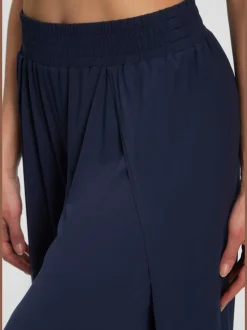 Large sarouel doux avec ceinture élastique fluide et chevauchants