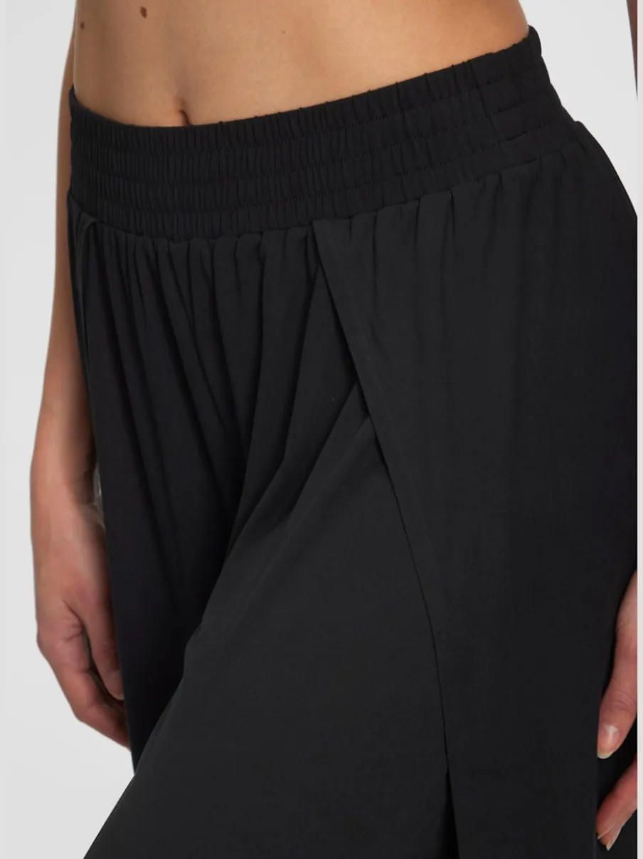 Large sarouel doux avec ceinture élastique fluide et chevauchants