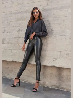 Legging en matière synthétique avec glissières et nervures devant