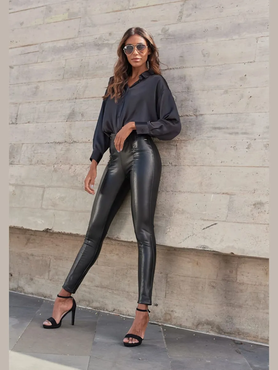 Legging en matière synthétique avec glissières et nervures devant
