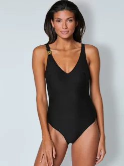 Maillot de bain avec broche dorée et bonnets doux