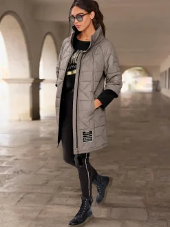 Manteau court matelassé avec logo et poches fendues