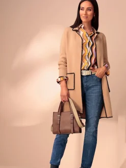 Manteau en tricot avec coutures contrastées et broderies