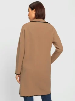 Manteau en tricot avec coutures contrastées et broderies