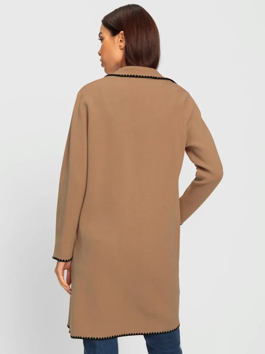 Manteau en tricot avec coutures contrastées et broderies