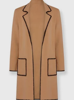 Manteau en tricot avec coutures contrastées et broderies