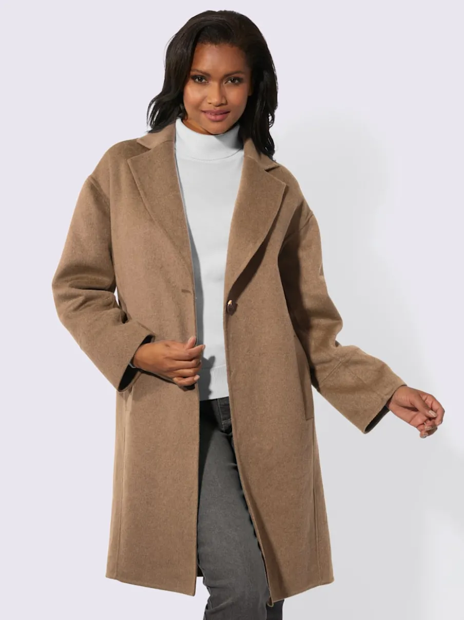Manteaux courts avec col revers et larges manchettes