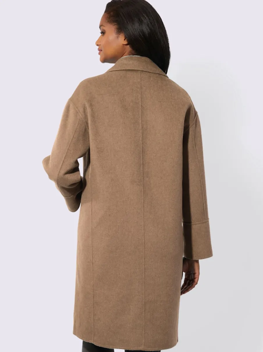 Manteaux courts avec col revers et larges manchettes