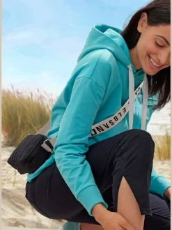 Mini-sac avec matelassage tendance et logo imprimé sur la bandoulière