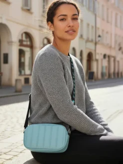 Mini-sac avec matelassage tendance et logo imprimé sur la bandoulière