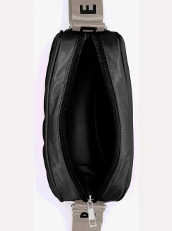 Mini-sac avec matelassage tendance et logo imprimé sur la bandoulière