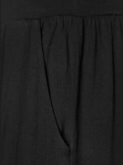 Pantalon avec large ceinture élastique et poches.