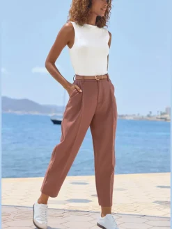 Pantalon à ceinture étroite avec poches fendues et jambes étroites