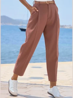 Pantalon à ceinture étroite avec poches fendues et jambes étroites