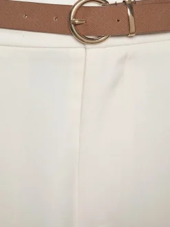 Pantalon à ceinture étroite avec poches fendues et jambes étroites