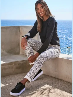 Pantalon confortable avec poches fendues et ourlet à revers