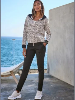 Pantalon confortable avec poches fendues et ourlet à revers