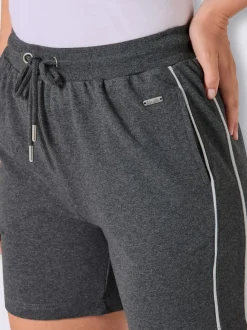 Pantalon court en matière sweat avec passepoil double sportif et ceinture élastique