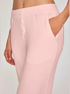 Pantalon détente en matière douce avec jambes droites et patte de boutonnage