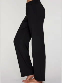 Pantalon détente en matière douce avec jambes droites et patte de boutonnage