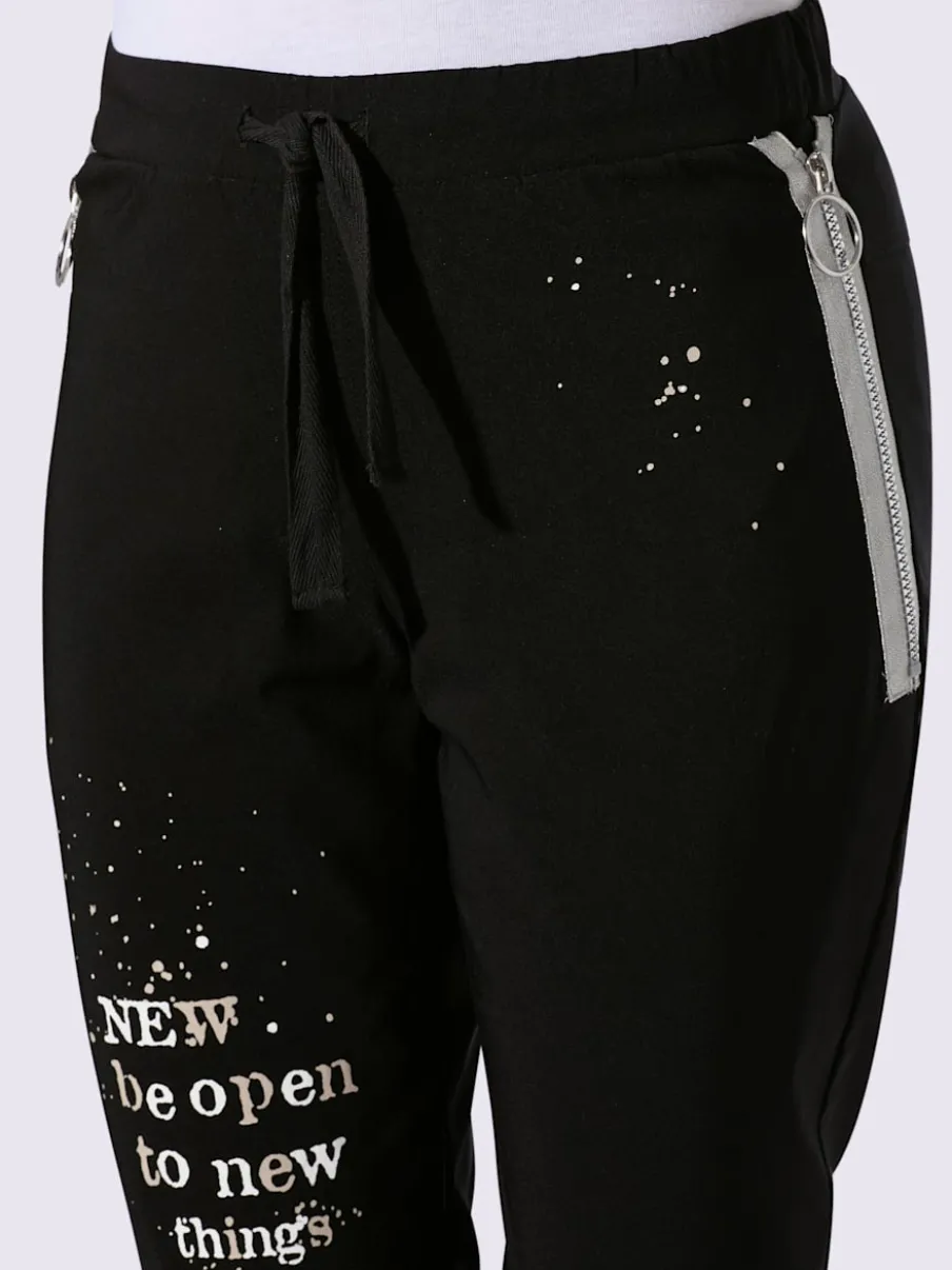 Pantalon extensible avec inscription décorative et poches zippées