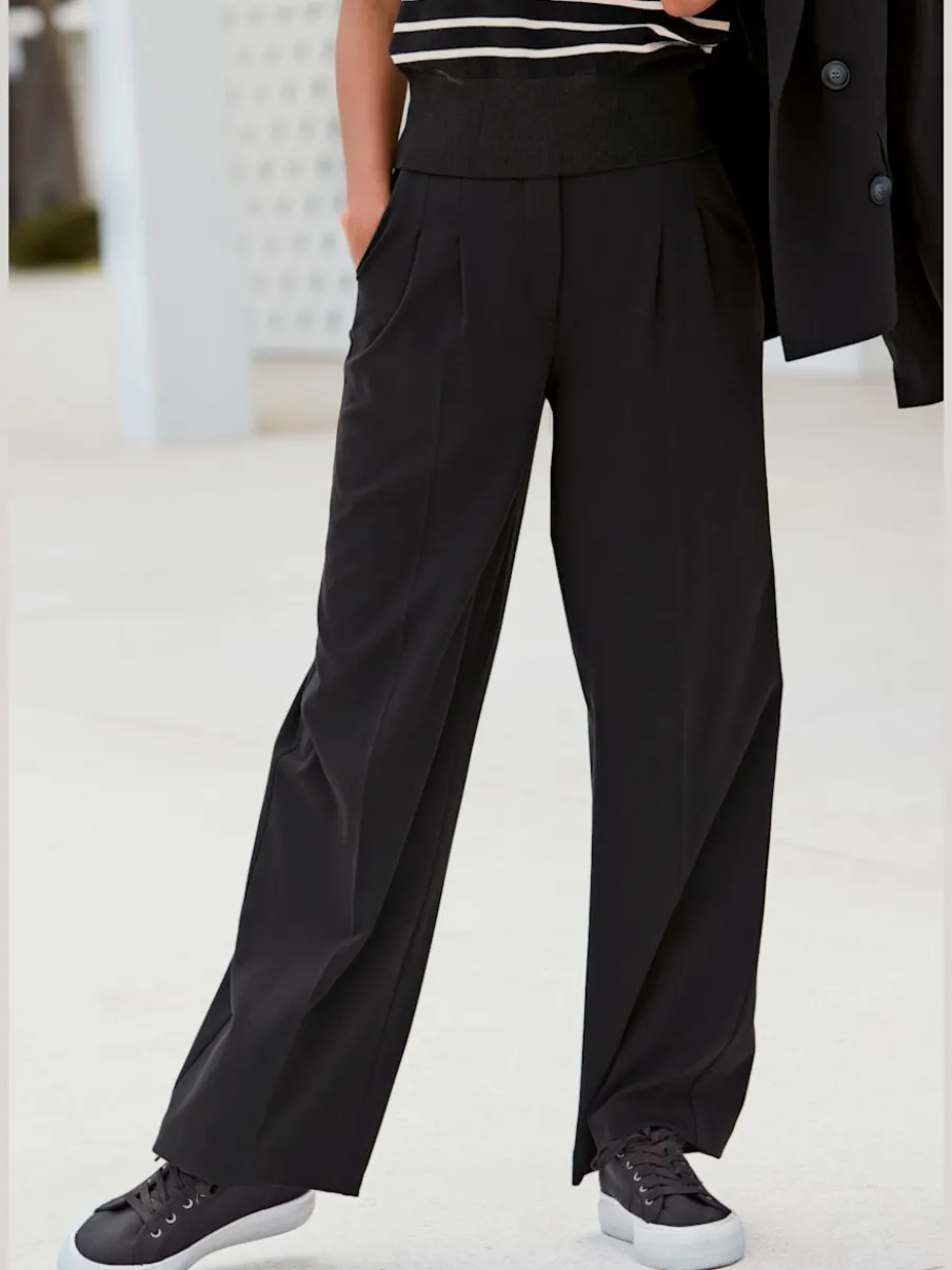 Pantalon large avec pinces à poches fendues et décoratives