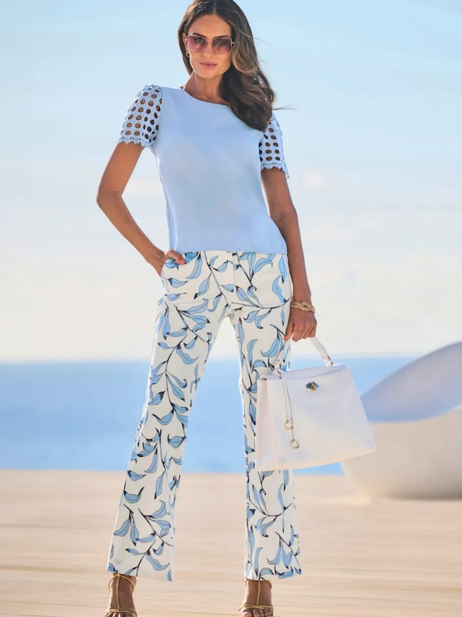 Pantalon légèrement évasé à motif floral avec poches