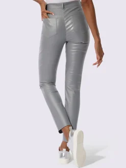 Pantalon 5 poches en matière brillante avec passants et rivets
