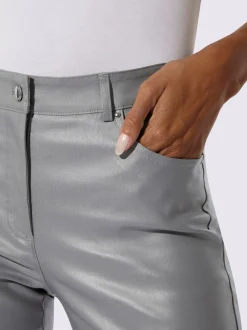 Pantalon 5 poches en matière brillante avec passants et rivets