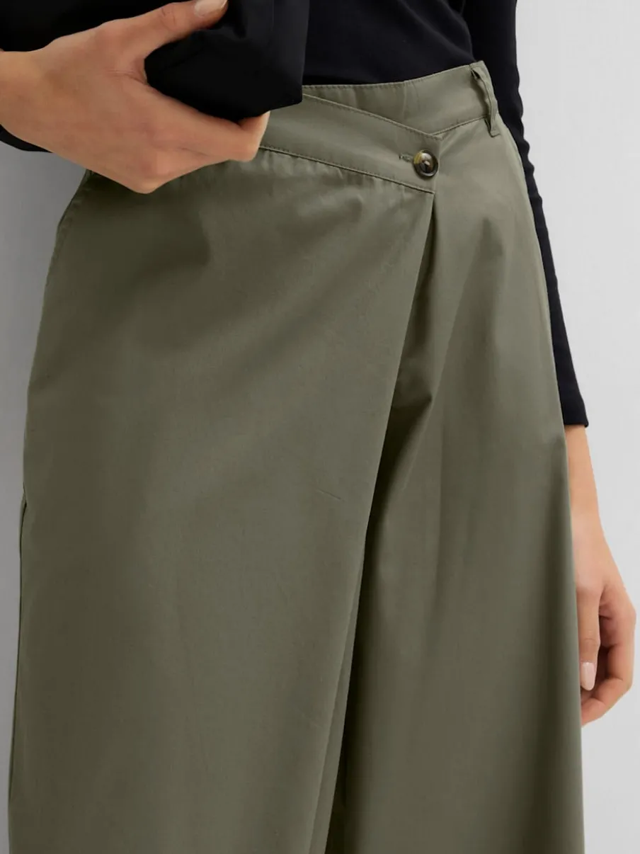 Pantalons amples boutonnés avec poches et pinces structurantes