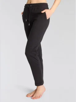 Pantalons confortables avec poches et logo brodé
